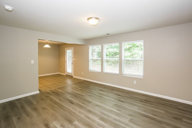 Building Photo - 5521 Twin Brook Dr