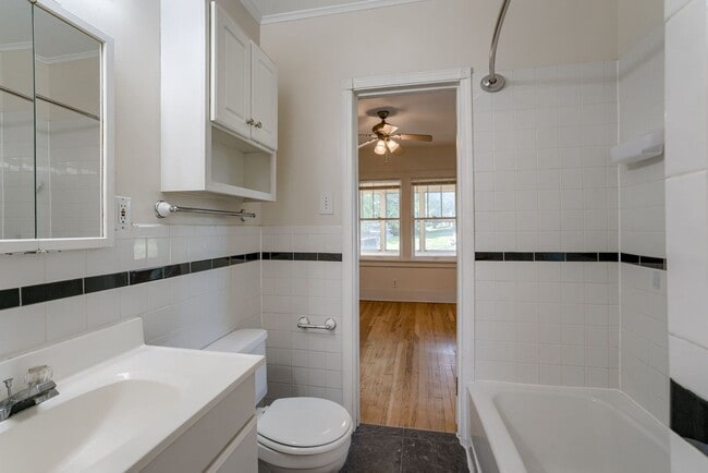 Building Photo - Great Location Close To Aksarben Village!!