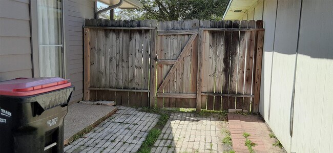 Building Photo - 8527 Ashlawn Dr