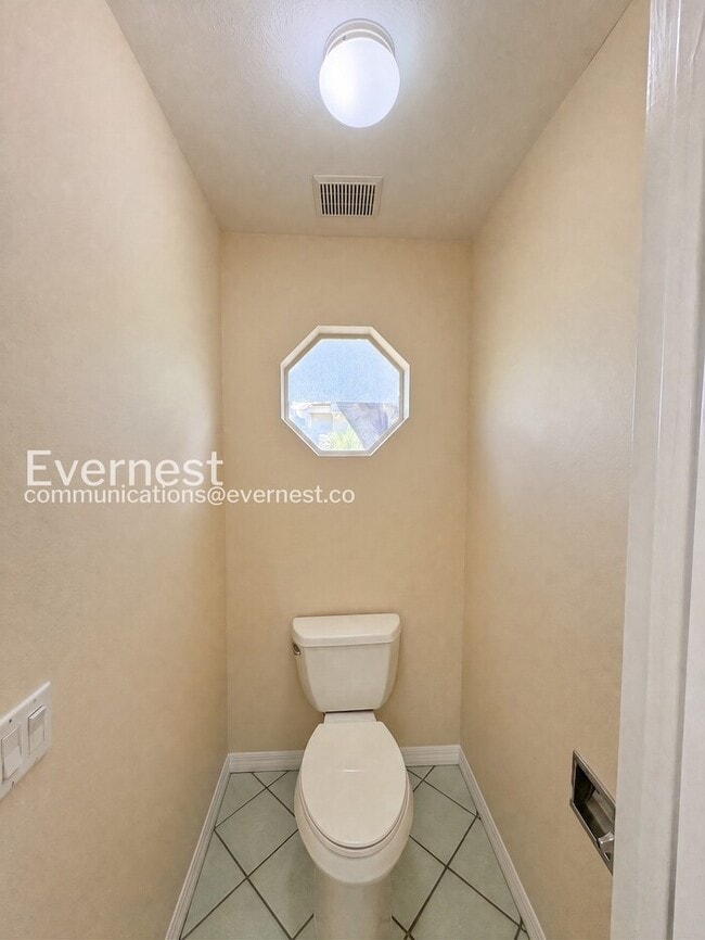 Building Photo - Spacious Living with Pool & Fitness Center Access | Available Now!