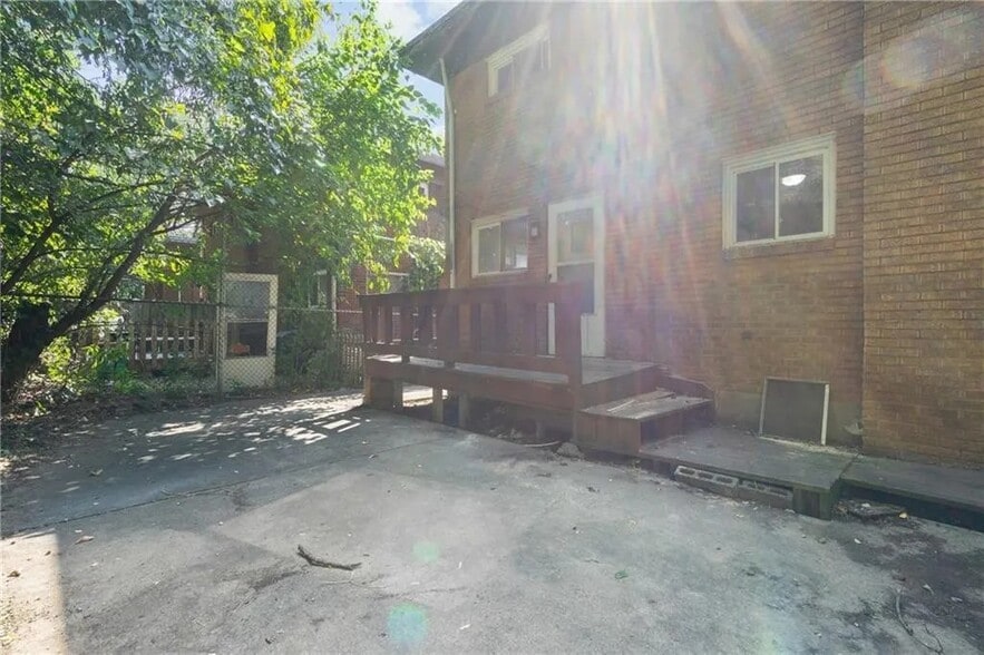 Building Photo - 2703 Woodstock Ave