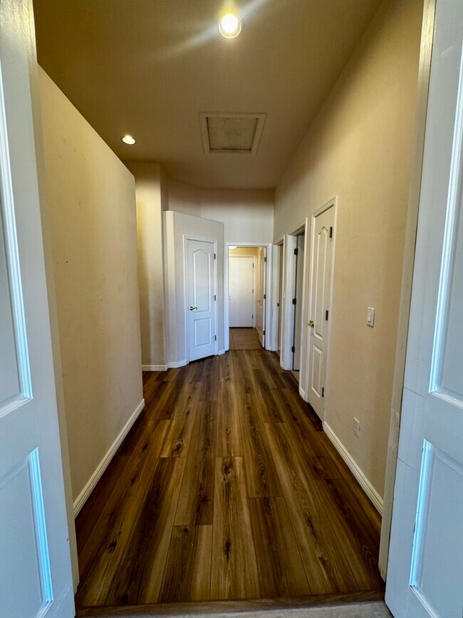 Building Photo - FOR RENT