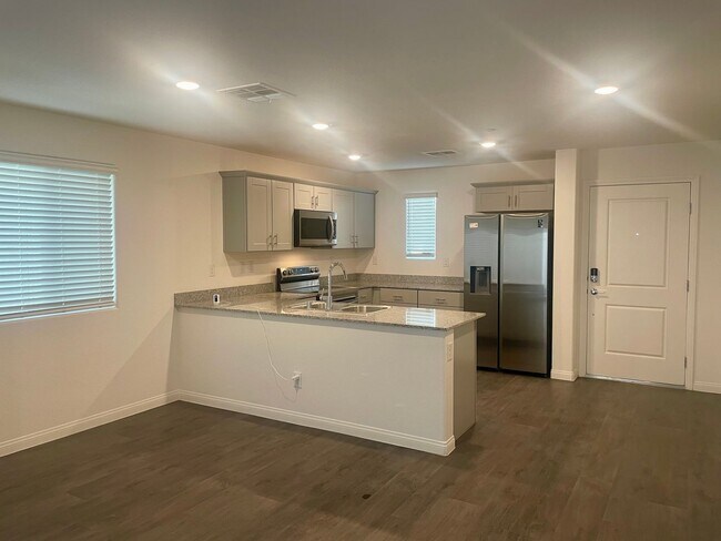Building Photo - 3 bed 2 bath 2 car garage Townhome "On the Strip" South Las Vegas Blvd