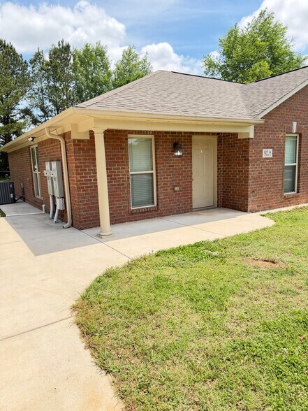 Building Photo - 127 Hedge Ln