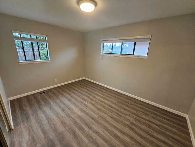 Building Photo - Freshly Updated 3 Bedroom House Looking fo...