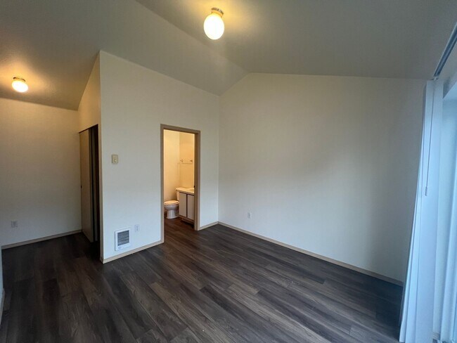 Building Photo - 2 Bed, 1 Bath 2nd Floor Unit in Lettered Streets District