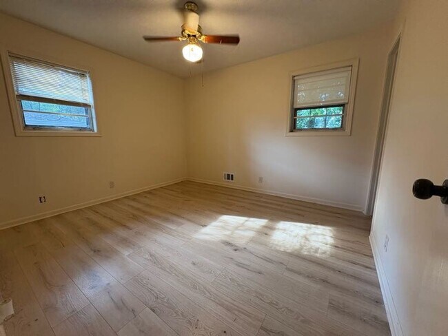 Building Photo - Welcome to this charming 3-bedroom, 2-bath...