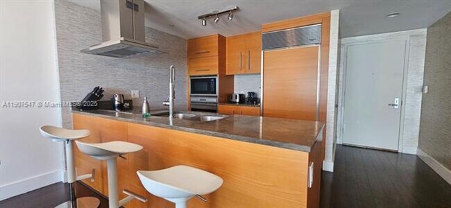 Building Photo - 495 Brickell Ave