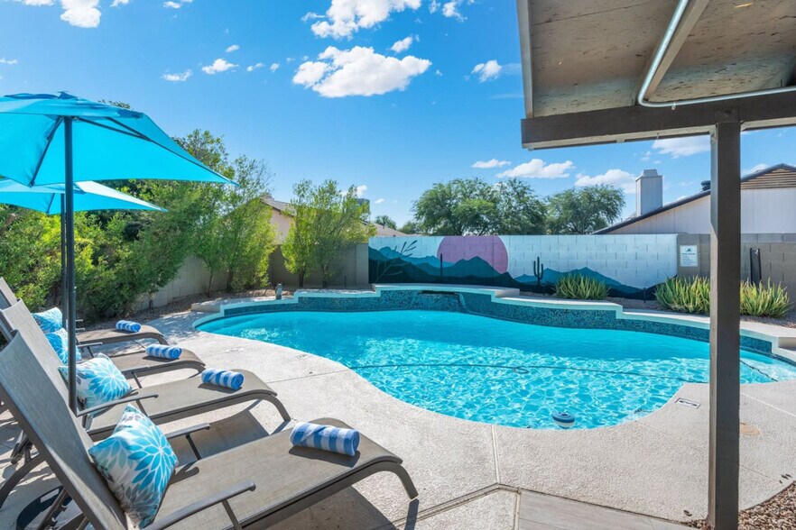 Building Photo - 6415 E Beverly Ln