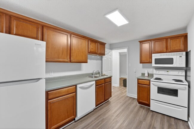 Building Photo - "Charming 1-Bedroom Haven in a Great Savannah Location!"