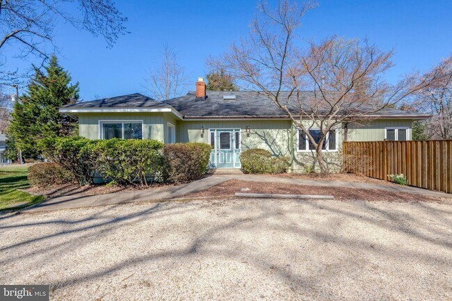 Building Photo - 2031 Hillside Dr