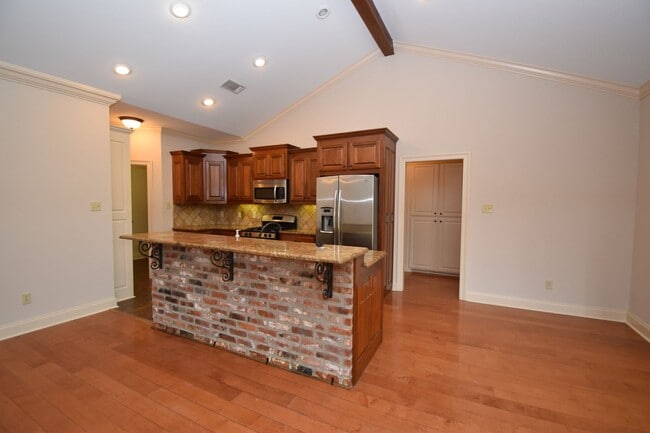 Building Photo - Spacious 3 Bedroom, 2 Bath Home