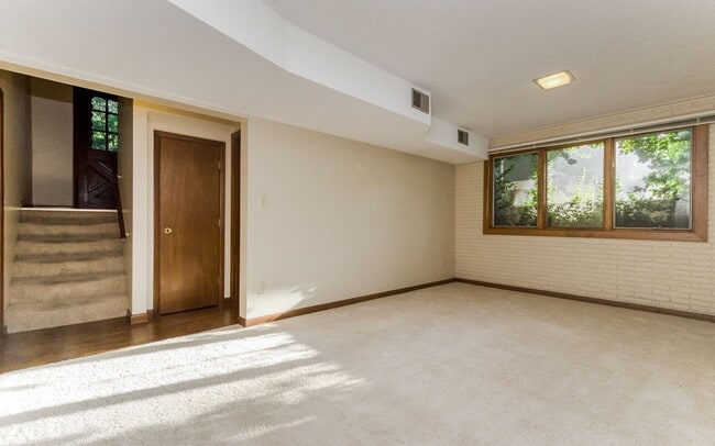 Building Photo - 2928 Radcliffe Ave