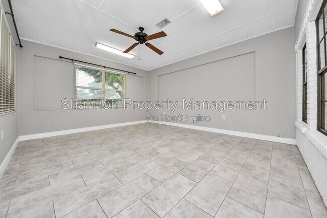 Building Photo - 15818 Sweetwater Creek Dr