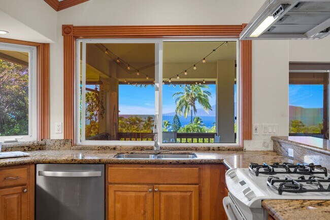 Building Photo - Launiupoko Long-Term Rental – Panoramic Views & Central A/C