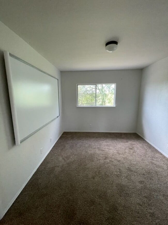 Building Photo - Spacious 3BR / 2.5BA Two-Story Home Near UTSA