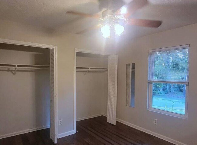 Building Photo - 2916 Deshong Dr SW