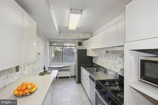 Building Photo - 4201 Cathedral Ave NW