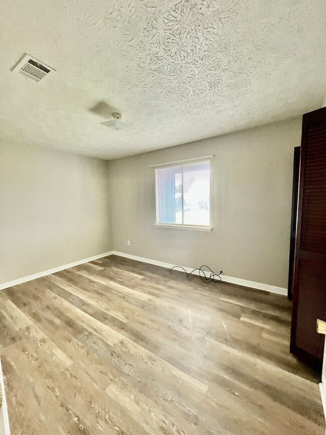 Building Photo - Cute 2-bedroom 1.5 bath townhome completel...