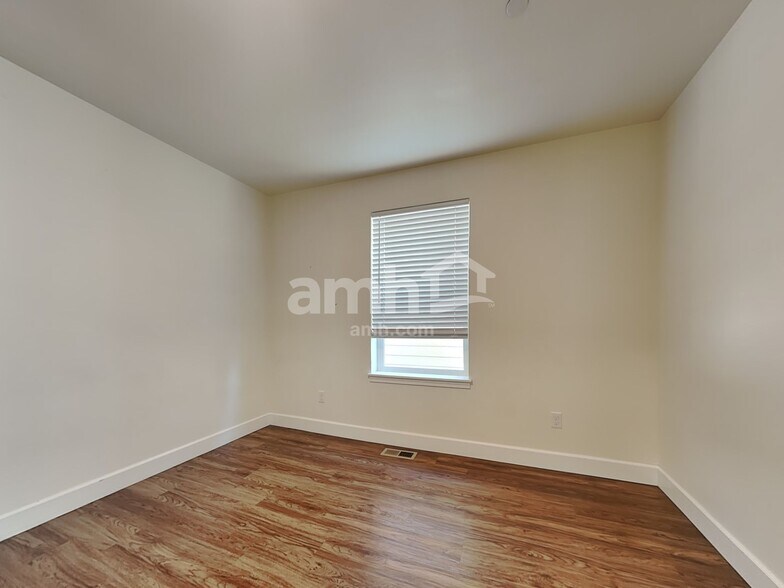 Building Photo - 13923 106th Ave E