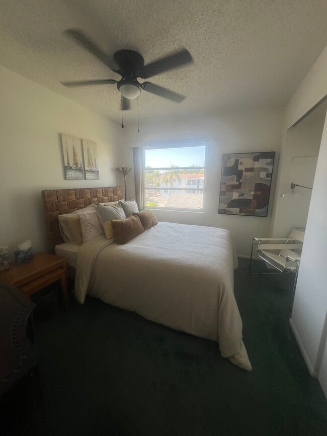 Building Photo - 2041 Sunset Dr