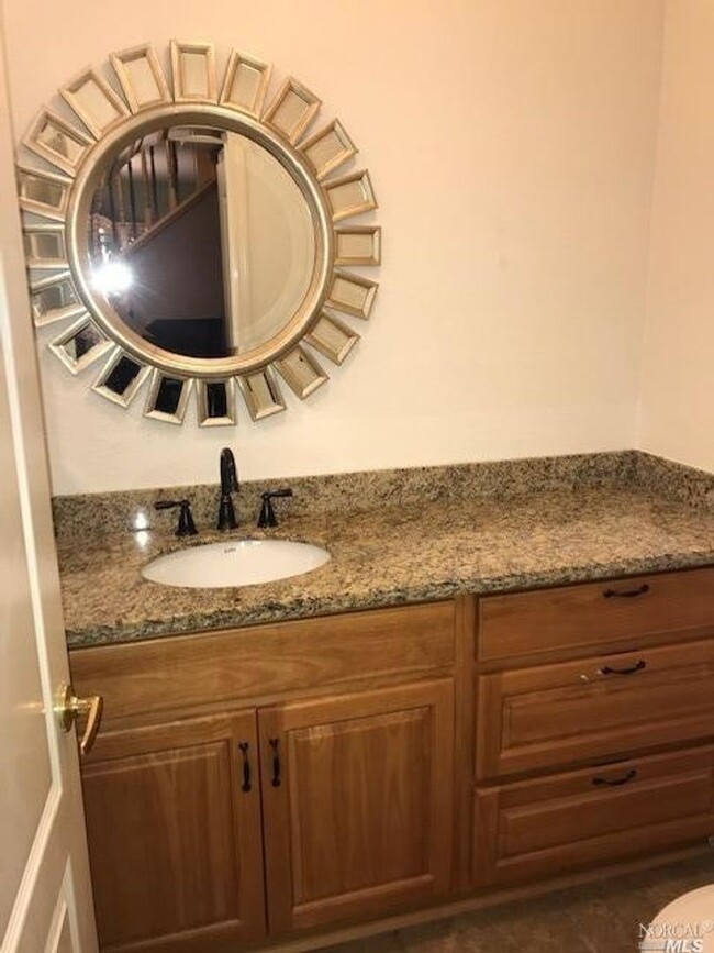 Building Photo - Gorgeous 3 bedroom 2.5 bath 2 story Townho...