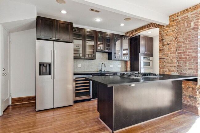 Building Photo - Big and Comfy Townhouse