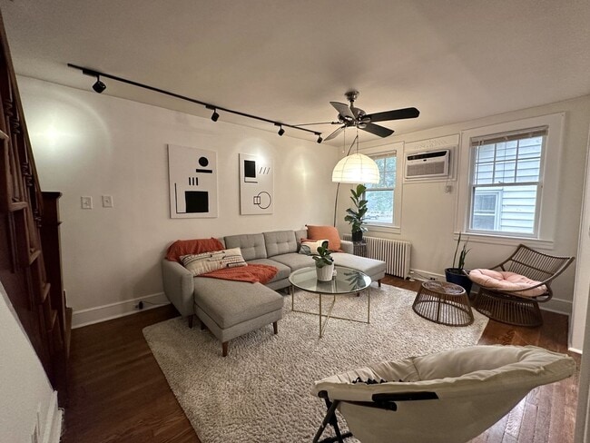 Primary Photo - 3 bedrooms, 1.5 bath