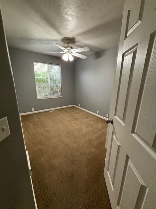 Building Photo - 2BR Apartment Close to Daybreak Marina and...