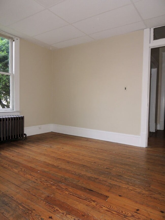 Building Photo - Come set up home in this one bedroom apartment that is close to shopping, walking trails, medical...