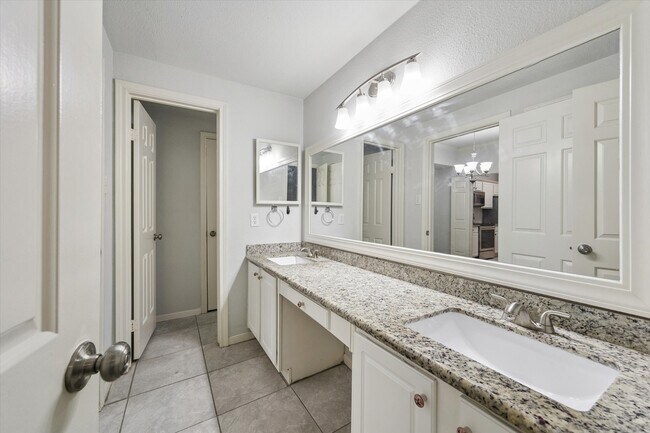 Building Photo - 2255 Braeswood Park Dr