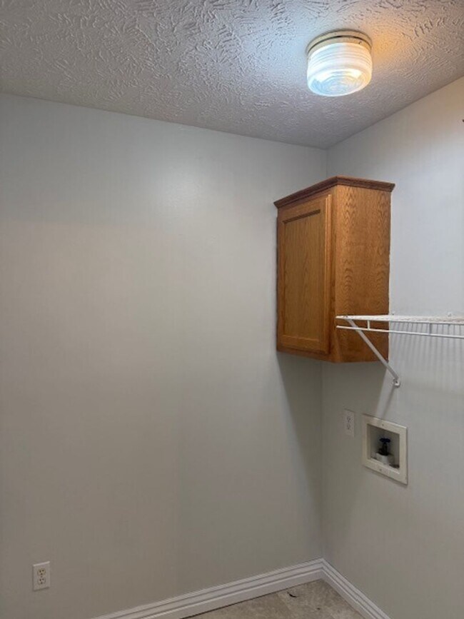 Building Photo - Remodeled Duplex in Ozark!