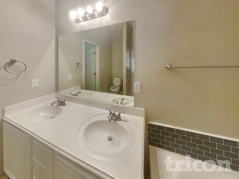 Building Photo - 2520 Ensenada Ln
