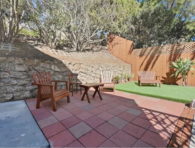 Building Photo - 2nd Floor Studio in the Heart of Highland Park