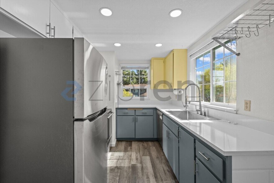 Building Photo - 1894 Shirley Dr