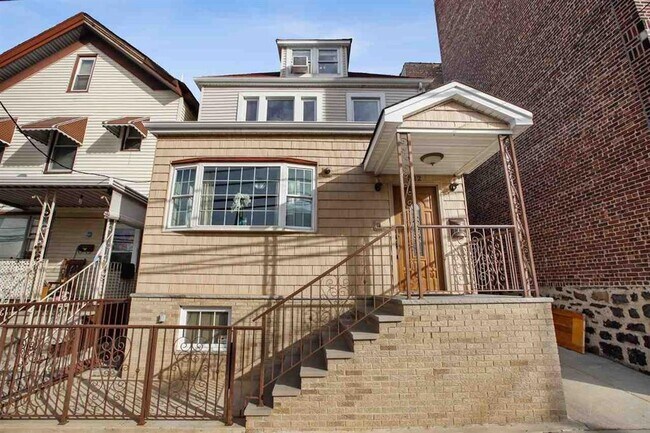 Primary Photo - 522 37th St