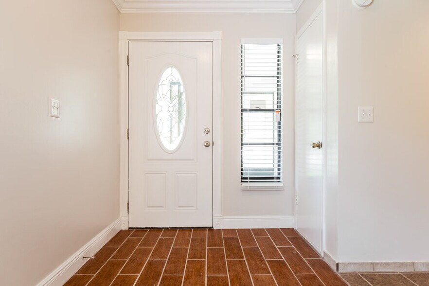 Building Photo - 402 E Springtree Way