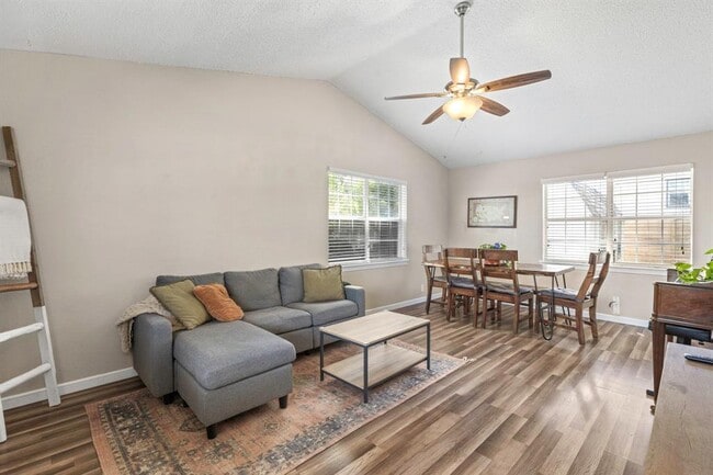 Building Photo - 11004 Elm St