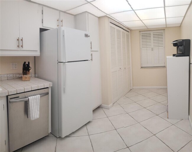 Building Photo - 550 Oaks Ln