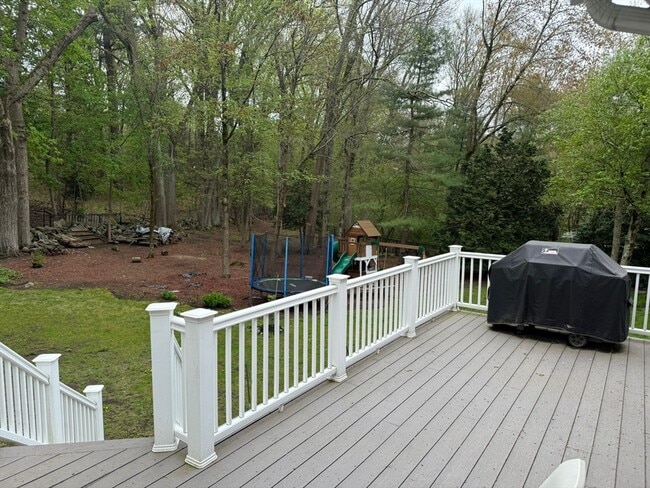 Building Photo - 4 Paddock Ln