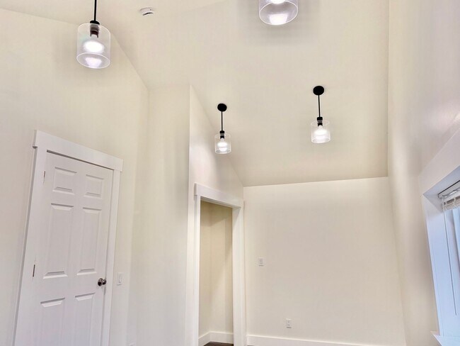 Building Photo - Stunning, Newly Renovated 3BR | 1BA