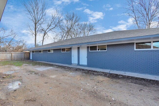 Building Photo - NICE 2 BEDROOM 1 BATH WITH 1600 SF