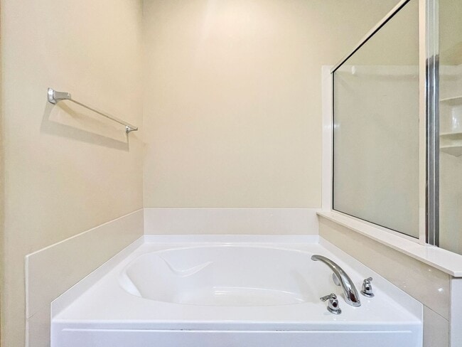 Building Photo - Spectacular SPACIOUS 3 Bedroom Plus Giant ...