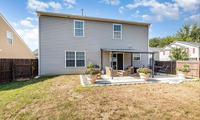 Building Photo - Beautifully 4-bedroom, 2.5-bathroom spacio...