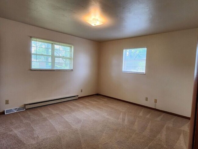 Building Photo - 2 Bed 1 1/2 Bath Duplex on Terre Hautes Northside