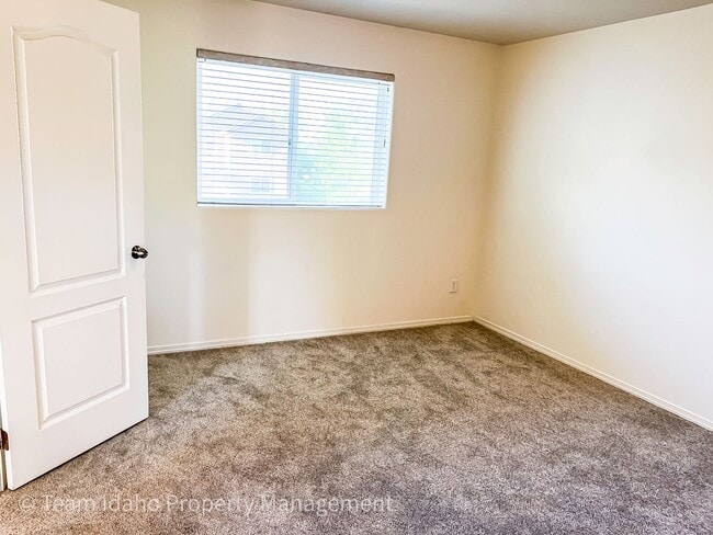Building Photo - Beautiful 4 bedroom 3 bath townhouse w/att...