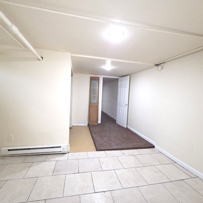 Building Photo - 3 bedroom with modern Kitchen