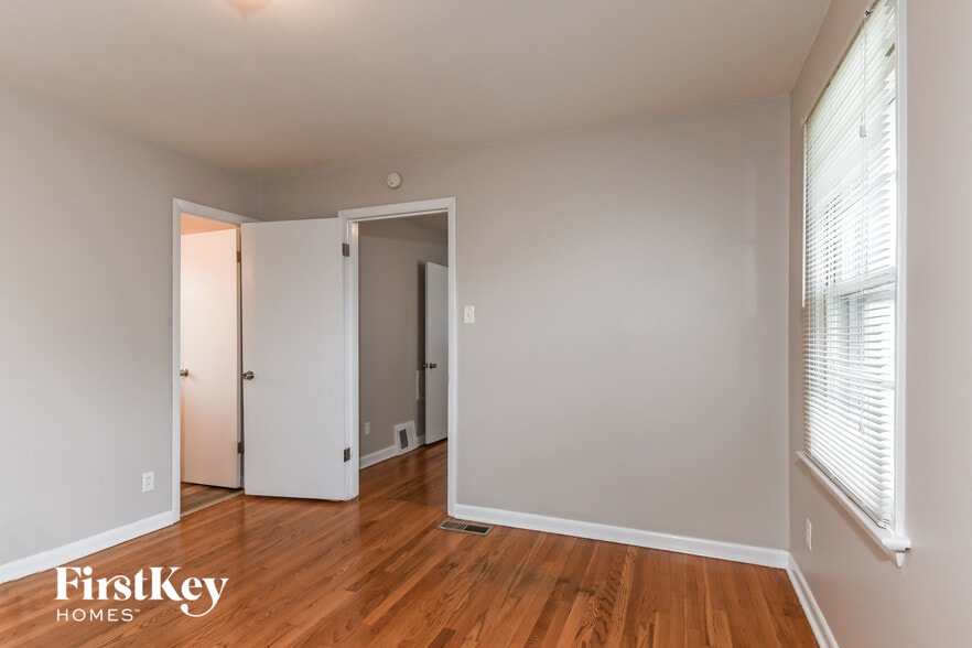 Building Photo - 240 Maple Dr