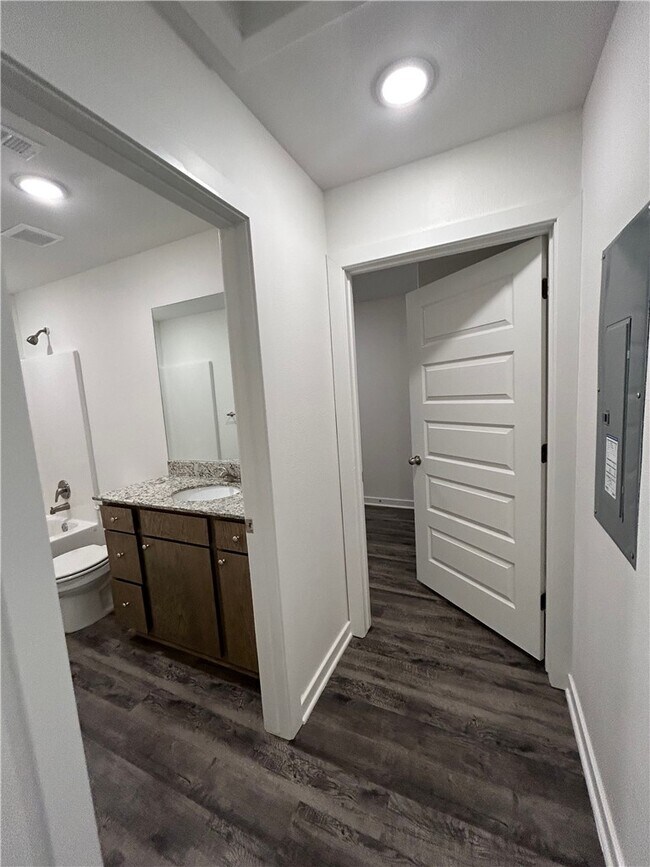 Building Photo - 636 Hidden Springs Dr