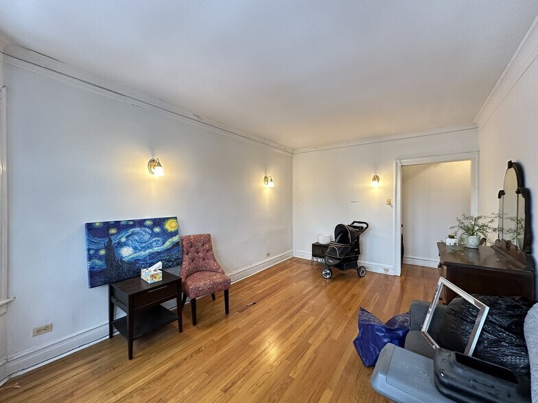 Building Photo - 1907 W Larchmont Ave